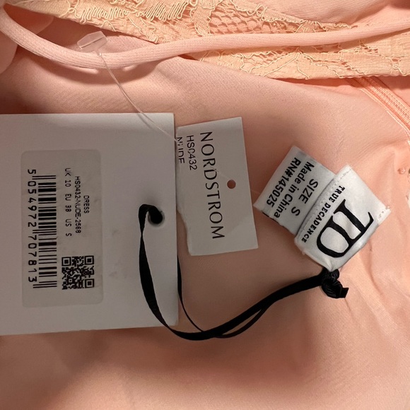 Elegant Flowing Formal - Picture 5 of 5